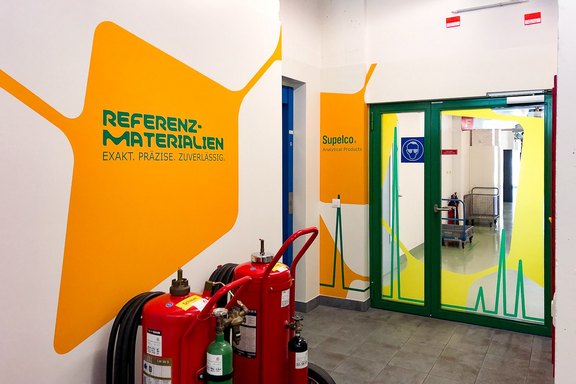 Durchgang Gestaltung mit Folien Merck_Übersicht.jpg