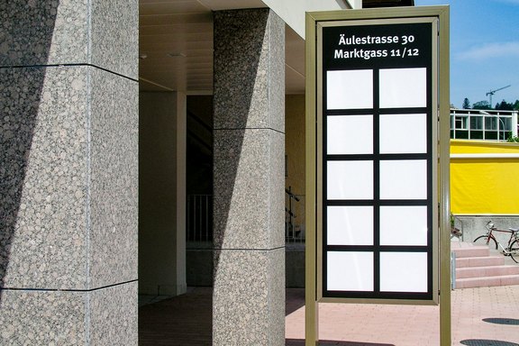 Äulestrasse - Pylonbeschriftung Stele, Leuchtpylon, Mieteranschriften