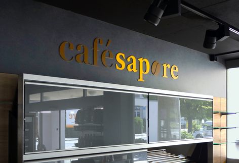 Cafe Sapore Flachschrift Theke