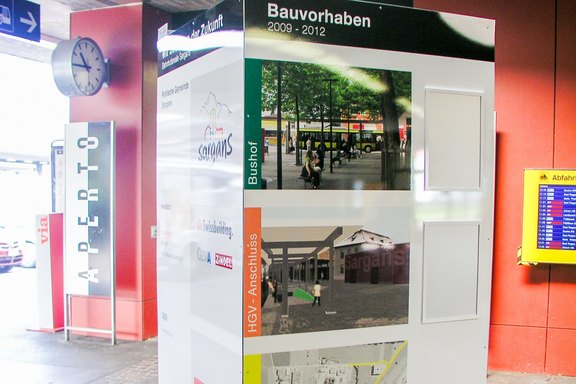 Bahnhof Sargans Reklame Bauvorhaben Baureklame, Druckwerbung, Bautafeln, Neubauausschreiben, Baustellenwerbung