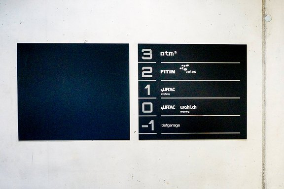 Gewerbepark Grabs - Übersichttafel Orientierungstafel, Geschossbezeichnung, Übersichtschild