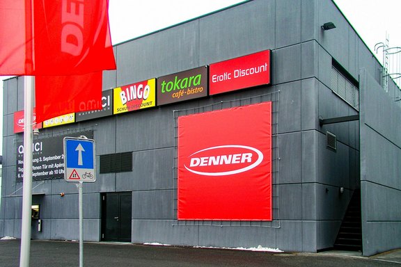 Denner - Werbebanner mit Spannmontage Spannung, Montage, Banner, Blache, Druck, Werbung