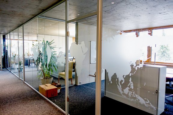 Fensterbeschriftung als Weltkarte geschnittene Folie, Transparent, Milchglasfolie