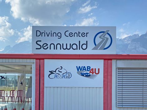 Driving Center Sennwald - Fassadentafel