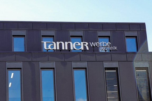 Tanner Werbetechnik - Leuchtschrift an Fassade Schrift, Fassade, leuchtend, Nachtwirkung