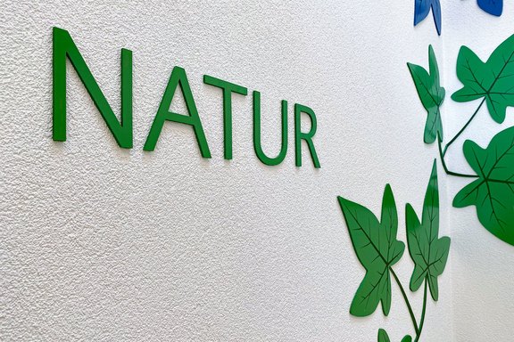 Alterswohnheim Möösli - Holzflachschriften als Dekorelemente Holzschrift, Naturprodukt, bemalt, Farbe