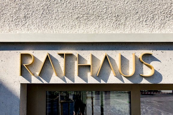 Messing Reliefschrift im Aussenbereich Flachschrift_aussen.jpg