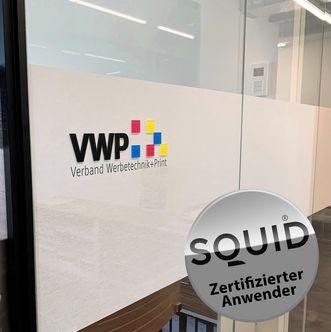 Verband Werbetechnik+Print - Eleganter Sichtschutz kombiniert mit 3D-Flachschrift