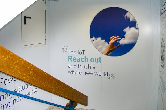 Evatec - Beschriftungen im Treppenhaus Treppenhaus, Beschriftungen, Plattendruck