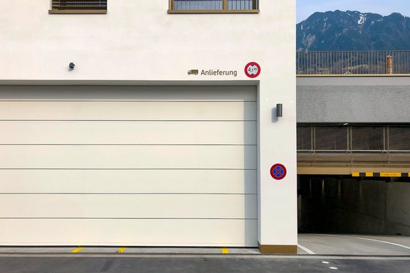 Informationsanschrift an Fassade Lastwagen Hinweise, Information, Anschrift