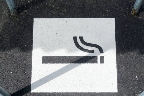 Schablonage der Raucherzone Büelriert_Schablonage_Raucherzone.jpg