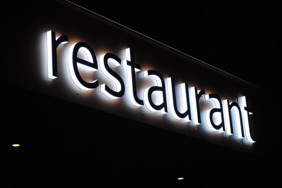 Restaurantbeschriftung bei Nacht Nachtansicht, leuchtend, Restaurant