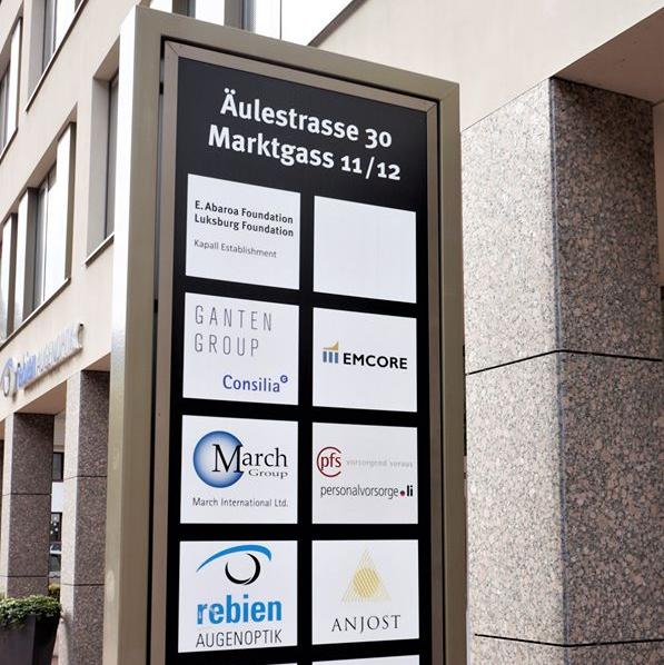 Reklamesäule beleuchtet