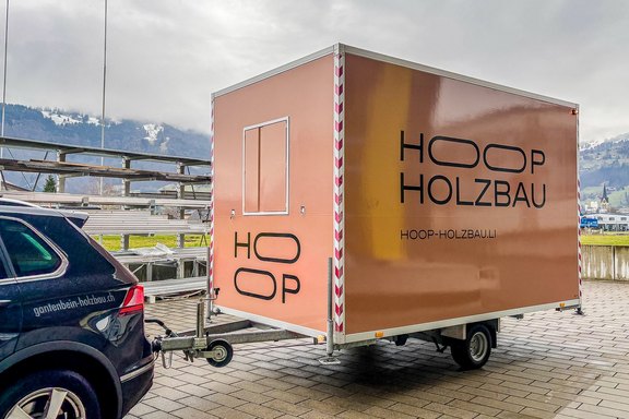 Hoop Holzbau, Anhänger Vollfolierung, Spezialfarbe, Digitaldruck