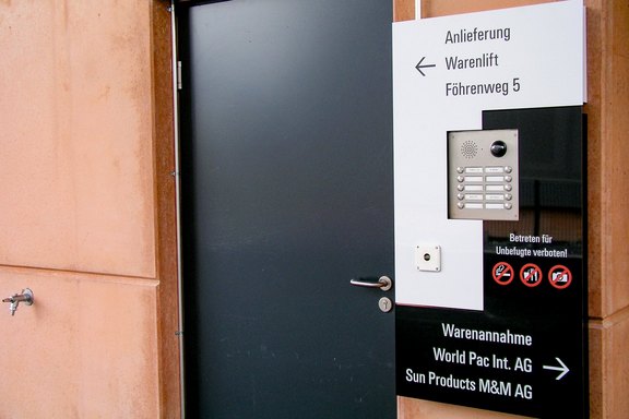 Föhrenweg 5 - Hinweisschild Wegweiserschild, Schild, Druck, Farbe, Pfeile