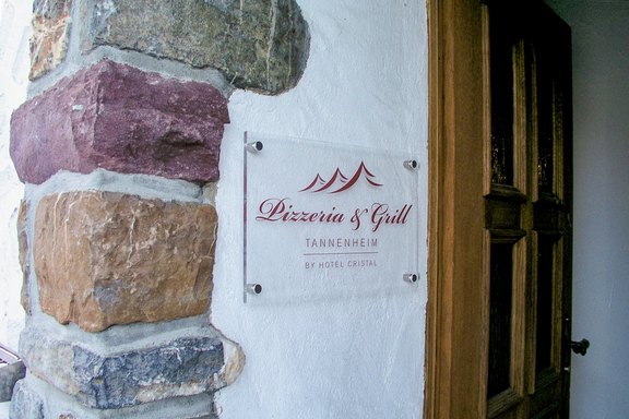 Pizzeria & Grill Tannenheim - Eingangsschild Acrylschild, Montage, Abstand, Wandmontage