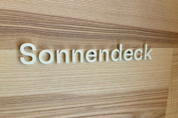 La Nave - Schulhausbeschriftung Aluminiumschrift, lackiert, weiss, verkleben