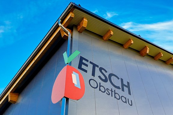 Vetsch Obstbau - Detailaufnahme der Fassadenanschrift Flachschrift, abgekantet