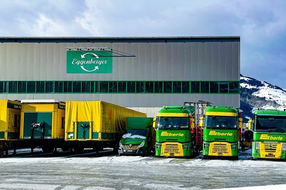 Eggenberger Recycling Fassadentafel, beleuchtet