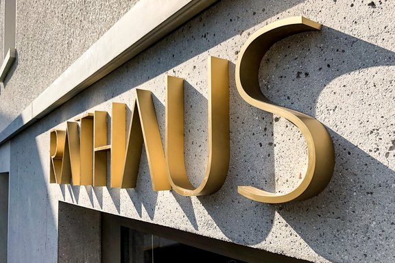 Messing Reliefschrift im Detail Flachschrift_aussen_Detail.jpg