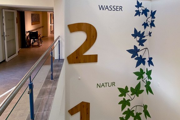 Alterswohnheim Möösli - Treppenhaus Beschriftungen Schriften, Farben, Holz, Eiche, Buche, Druck