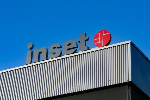 Inset - freistehende Leuchtschrift freistehende Leuchtschrift, Logo, Farben