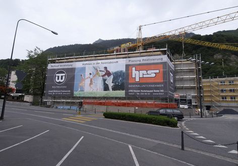 JWT+HRS - Gitternetz Baustelle Gebäudebanner Megabanner uebergross