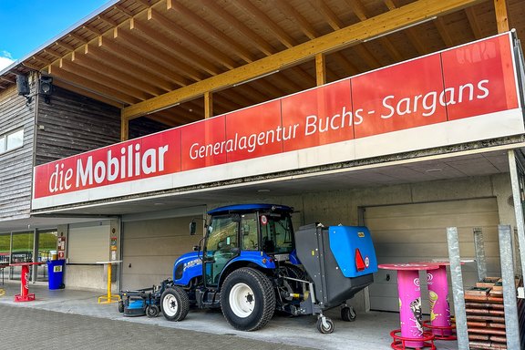 die Mobiliar - Beschriftung Geländer Geländerbeschriftung, Druck, Farbe, Idee