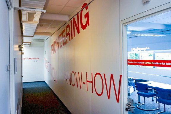 Oerlikon Balzers - Beschriftungen im Gang Durchgang Gestaltung, Farbfolien, Schriften