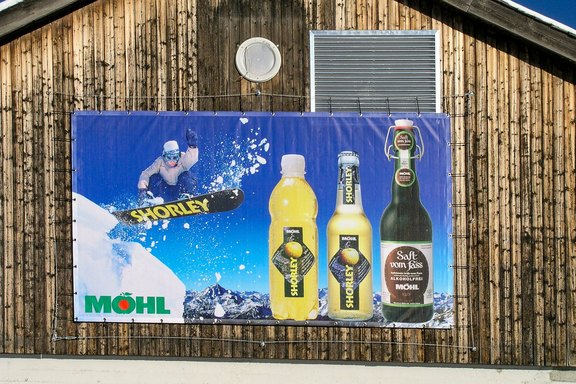 Möhl - Meshbanner an einer Stallwand Meshbanner, Gitternetz