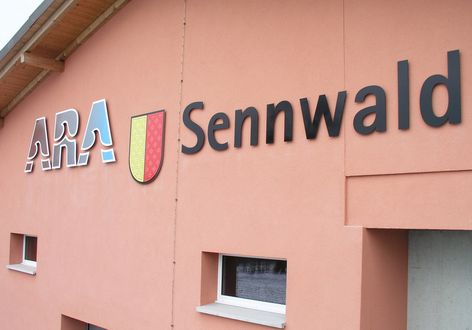 ARA Sennwald - gefräste Schrift aus Aluminium mit Distanz