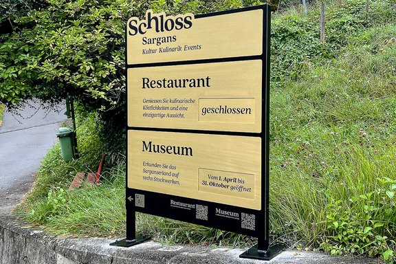 Stiftung Schloss Sargans - Hinweistafel Parkplatz Messingtafeln bedruckt, konturgefräst, Konstruktion, Systemschild