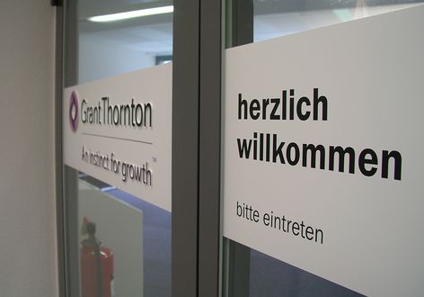 Grant Thornton - Türbeschriftung mit Reliefbuchstaben