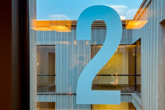 Büelriet - Stockwerkbeschriftung Lift Plottschrift, Sichtschutz UV-Direktdruck, Konturschnitt, Orientierung