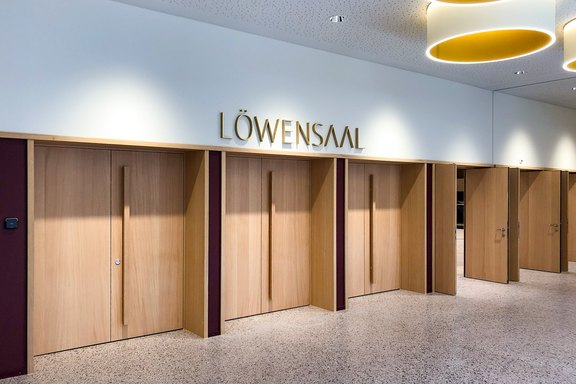 Reliefschrift im Innenbereich Flachschrift_Innenbereich.jpg