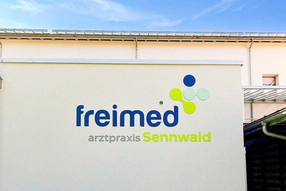 Freimed, Sennwald - Flachschrift Fassade Flachschrift, Konturgefräst