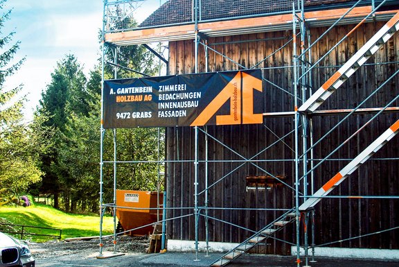 Gantenbein Holzbau, Gerüstbanner, Logobanner Baustellenbanner, Baustellenwerbung, Gerüstwerbung, Gitternetzbanner, Bauzaun, Druckwerbung