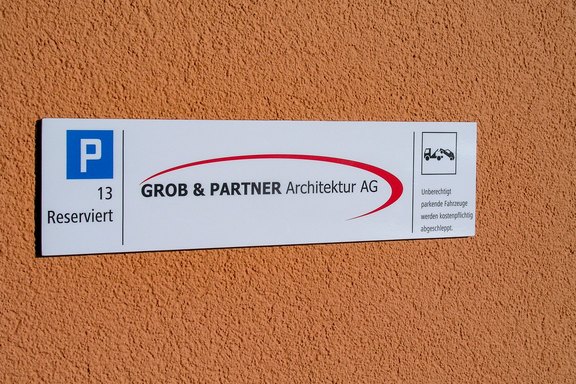 Grob & Partner - Parkplatzschild an Wand montiert Schild, Hinweis, Info, Druck