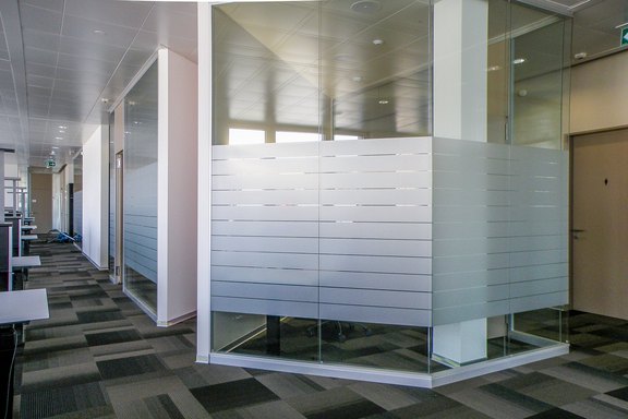 Fitnesscenter Meld - Streifenmuster Bürobeschriftung, Trennwände, Fenster