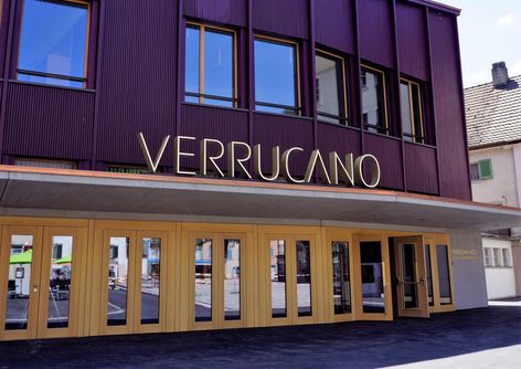 Verrucano Mels - Perfekt an Fassade angepasst Leuchtschrift