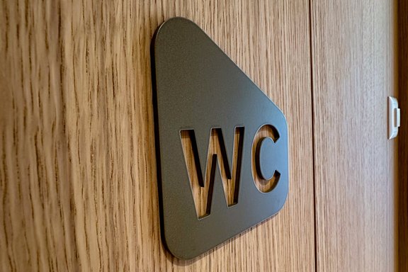 Tschütscher Zahnärzte - lackiertes Schild mit Ausschnitt Orientierungsschild, Hinweisschild, gefräst, Lack