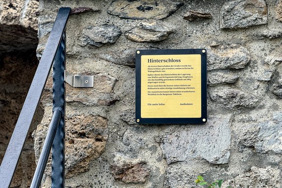 Stiftung Schloss Sargans - Infoschild Aussenbereich Messing Distanzschrauben, Alu-Verbund schwarz, Messing quer geschliffen