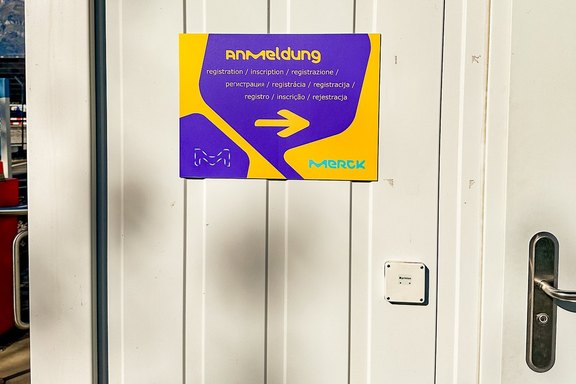 Hinweisschild an der Pforte Merck_Hinweisschild.jpg