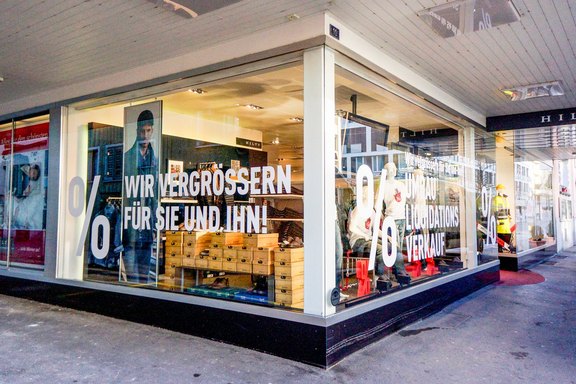 Schaufensterbeschriftung in weiss Schaufenster, Beschriftung, Kleber