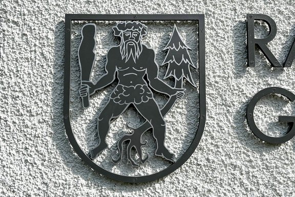 Das Wappen am Gemeindehaus in Grabs erhielt neu Konturen Kunst, Farbe, Kontur