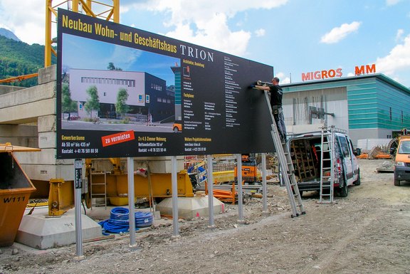 Haus Trion Buchs, Baustellenwerbung Baureklame, Druckwerbung, Bautafeln, Neubauausschreiben, Baustellenwerbung