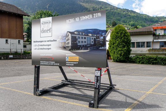 Schild Baustelle Dorfstrasse Wangs freistehend Baureklame, Druckwerbung, Bautafeln, Neubauausschreiben, Baustellenwerbung