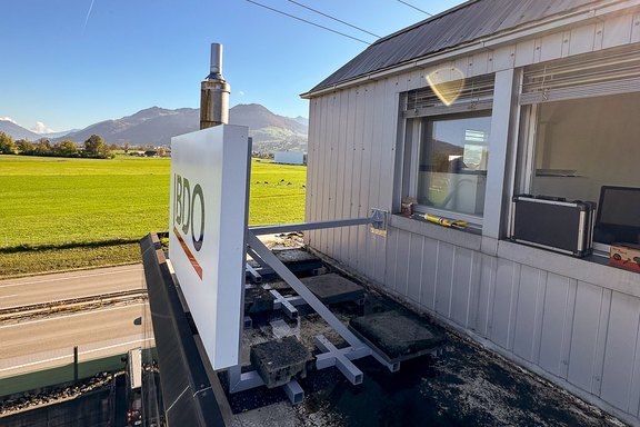 BDO - leuchtende Dachreklame Dachwerbung, Licht, Werbung, Leuchtreklame