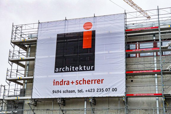 Indra Scherrer, Gitternetz, Baubanner Baustellenbanner, Baustellenwerbung, Gerüstwerbung, Gitternetzbanner, Bauzaun, Druckwerbung