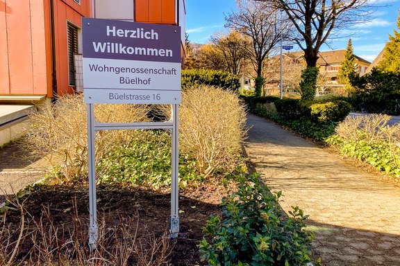 Wohngenossenschaft Büelhof - Hinweisschild mit Konstruktion Schild, freistehend, Aluminium, Konstruktionen